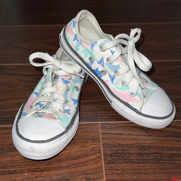 Girls Converse - Picture 1 of 4